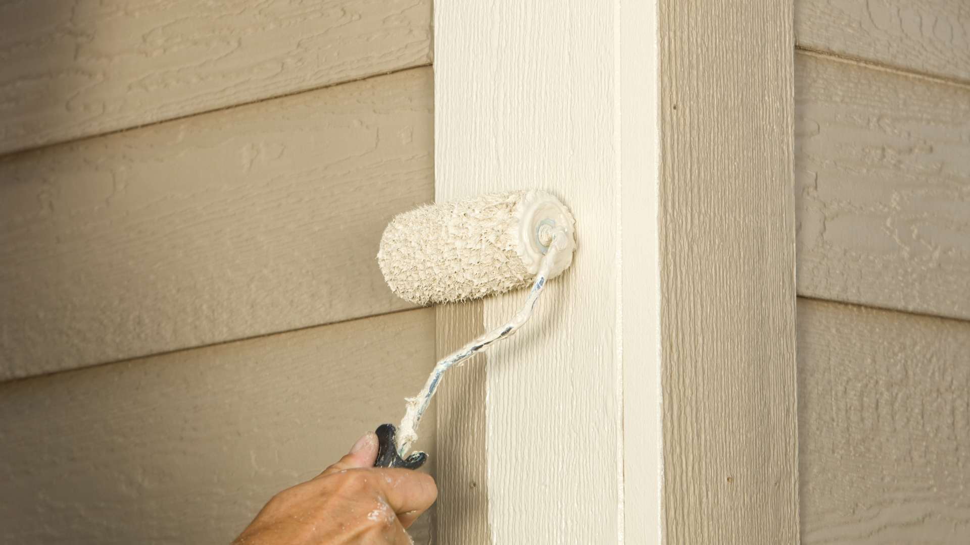 licensed house painter repainting siding in Largo FL